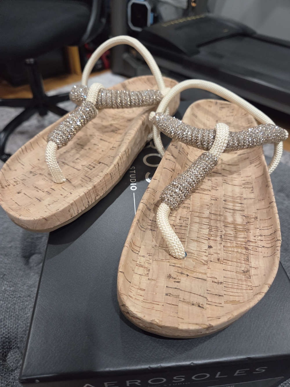 Aerosoles Leve Women's Cork Thong Sandals in Beige with Metallic Accents. Size 8